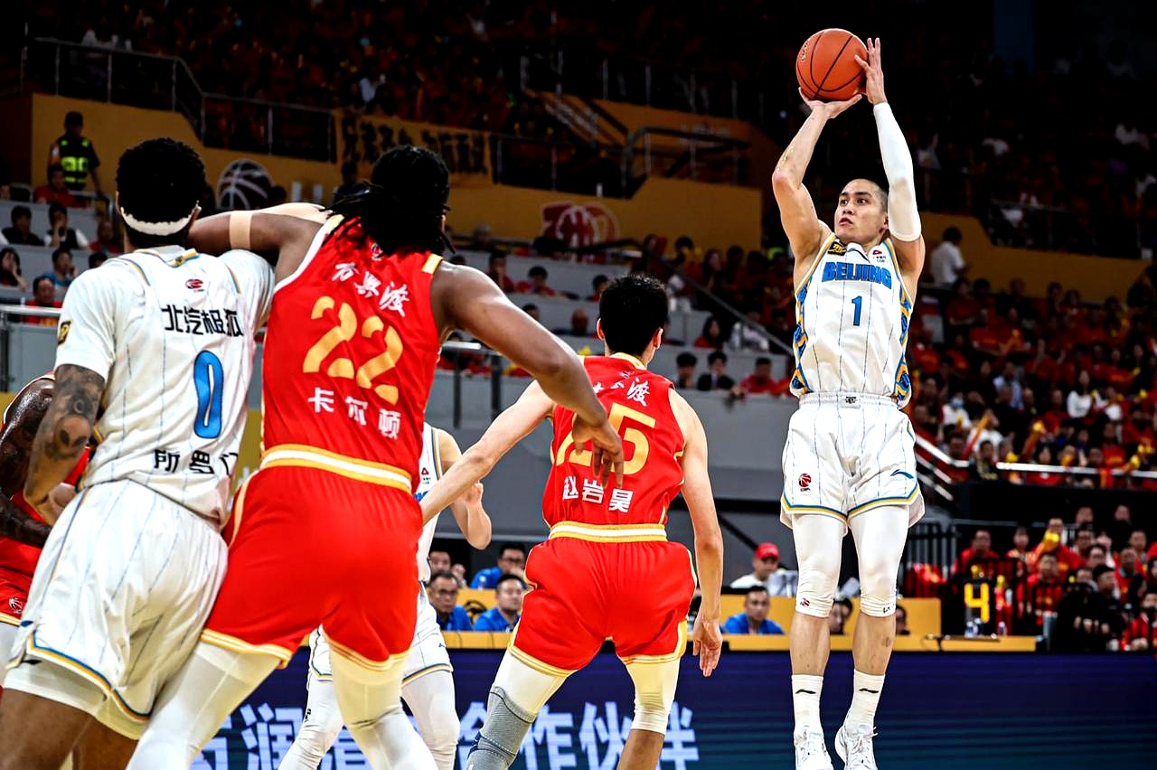 关于关键时刻临危不乱，球员发挥出色，带领球队取胜的信息